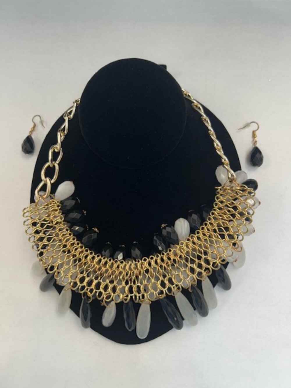 Elegant Black and White Beaded Necklace - Picture 3 of 3